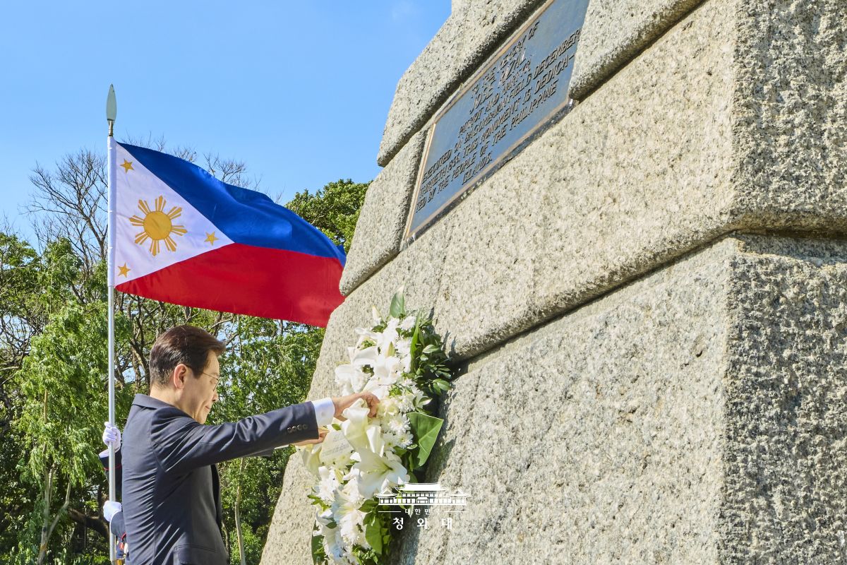 이재명 대통령, 리잘 기념비 헌화